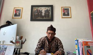 Ketua KPU Kota Cimahi Ir Mohamad Irman saat ditemui di ruang kerjanya, Senin (16/5). Menurutnya ada 800 orang lebih yang telah mendaftarkan diri menjadi Bacaleg melalui 18 Partai Politik. (CECEP HERDI/JABAR EKSPRES)