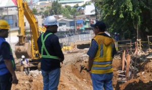 Dirtek Perumda Tirta Pakuan Kota Bogor, Ardani Yusuf saat meninjau lokasi di Jembatan Otista.