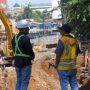 Dirtek Perumda Tirta Pakuan Kota Bogor, Ardani Yusuf saat meninjau lokasi di Jembatan Otista.