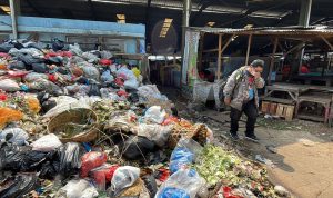 Masih Belum diangkut, Tumpukan Sampah Di Pasar Sehat Cileunyi Setinggi 2 Meter. Foto Agi Jabarekspres