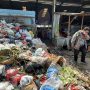 Masih Belum diangkut, Tumpukan Sampah Di Pasar Sehat Cileunyi Setinggi 2 Meter. Foto Agi Jabarekspres