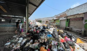 DLH Kabupaten Bandung Sebut Banyaknya Sampah yang Menumpuk di Kabupaten Bandung Akibat Terkendala di TPA Sarimukti. Foto Agi Jabarekspres