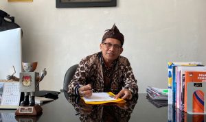 Ketua KPU Kota Cimahi Ir Mohamad Irman saat ditemui di ruang kerjanya baru-baru ini. Anggaran KPU untuk Pilkada Kota Cimahi sudah dikunci Rp44 miliar.(CECEP HERDI/JABAR EKSPRES)