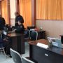 Ilustrasi: petugas KPU Jawa Barat menerima tim parpol dan DPD dalam masa pendaftaran.