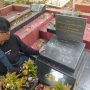 Seorang warga kota Bandung berziarah ke makam Hafidhin Royan untuk memperingati 25 tahun reformasi yang terjadi pada Mei 1998.
