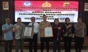 Kapolresta Bogor Kota, Kombes Pol Bismo Teguh Prakoso usai menerima penghargaan dari Komnas PA dan BKKBN di Mapolresta Bogor Kota, Jumat (19/5).
