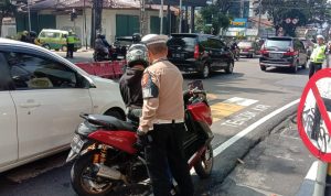 Ist. Petugas kepolisian tengah menindak pelanggar lalulintas. Foto. Sandi Nugraha.
