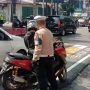 Ist. Petugas kepolisian tengah menindak pelanggar lalulintas. Foto. Sandi Nugraha.