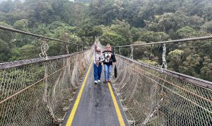 Selama Lebaran 2023, Objek Wisata Jembatan Rengganis dibanjiri Wisatawan. Foto Agi Jabarekspres