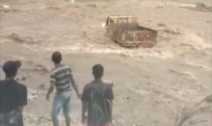Sebuah mobil yang terset arus sungai cibeet. Foto : Tangkapan layar