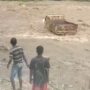 Lagi Angkut Pasir, Satu Unit Truk Terseret Arus di Sungai Cibeet Bogor Sebuah mobil yang terset arus sungai cibeet. Foto : Tangkapan layar