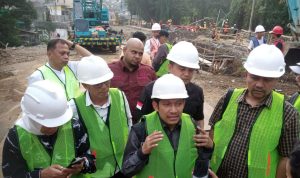 Ketua Komisi III DPRD Kota Bogor, Zenal Abidin beserta jajarannya saat meninjau lokasi proyek revitalisasi jembatan Otista. (Yudha Prananda / Jabar Ekspres)