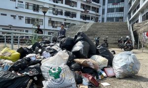 Dok. Warga tutup hidung saat melintasi gundukan sampah di gedung A Kantor Pemkab Bandung Barat. Sabtu (20/23). Foto Jabareskpres