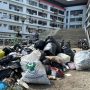Dok. Warga tutup hidung saat melintasi gundukan sampah di gedung A Kantor Pemkab Bandung Barat. Sabtu (20/23). Foto Jabareskpres