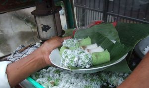 Kue Putu Bambu, Jajanan Legendaris yang Jarang Ditemui, Ini Cara Buatnya (sumber: Wikipedia)