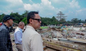 Wali Kota Bogor Bima Arya didampingi Dirut Perumda PPJ Kota Bogor Muzakkir meninjau lokasi yang akan dibangun Pasar Modern. (Yudha Prananda / Jabar Ekspres)