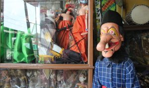 Kesenian jadi Sarana Sosialisasi Pemberantasan Rokok Ilegal SEJUMLAH wayang terpajang di salah satu toko perajin, di Cileunyi, Kota Bandung. Ukiran wayang golek kian bervariasi. Hal itu lahir atas adaptasi para perajin seninya. (Muslim Pandu/Jabarekspres.id)
