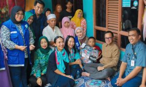 Demi Wujudkan Mimpinya, 80 Anak Penderita Thalassemia di Bogor Dapat Perhatian Khusus Wali Kota Bogor Bima Arya bersama sejumlah relawan saat menyambangi kediaman para penderita thalassemia. (Yudha Prananda / Jabar Ekspres)