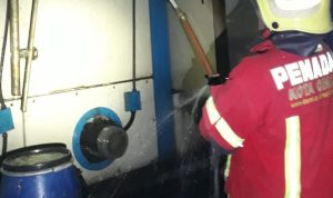 Diduga Overheat Cerobong, Pabrik di Cimahi Selatan Dilalap Si Jago Merah Petugas pemadam kebakaran memadamkan ceprobong asap yang terbakar di pabrik milik PT. Sukses Investa Anugerah Propertindo di Jalan Raya nanjung nomor 192 RT 04 RW011 Kelurahan Utama Kecamatan Cimahi Selatan, Jumat (26/5) dini hari. / Istimewa