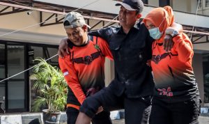 Petugas mengevakuasi korban gempa bumi dari dalam Gedung DPRD Kota Cimahi. Simulasi itu dilakukan sebagai upaya tanggap darurat. / Istimewa