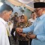 Plt Bupati Bogor Iwan Setiawan secara simbolin memberikan buku nikah kepada pasangan pengantin. Foto : Sandika Fadilah/Jabarekspres.com