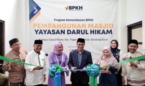 Ketua Yayasan Darul Hikam Sodik Mudjahid (Tengah), Anggota Badan Pelaksana Bidang SDM Pengadaan Umum dan Perencanaan Pengkajian BPKH Lilies Sulistyowati (ketiga dari kiri), Nurhayati (dua dari kanan), saat meresmikan pembangunan masjid lewat program kemaslahatan BPKH