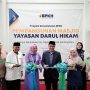 Ketua Yayasan Darul Hikam Sodik Mudjahid (Tengah), Anggota Badan Pelaksana Bidang SDM Pengadaan Umum dan Perencanaan Pengkajian BPKH Lilies Sulistyowati (ketiga dari kiri), Nurhayati (dua dari kanan), saat meresmikan pembangunan masjid lewat program kemaslahatan BPKH