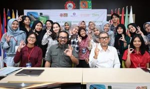 Direktur SEAMEO BIOTROP, Zulhamsyah Imran bersama sejumlah perwakilan peserta Webinar Internasional dari berbagai kalangan. (Yudha Prananda / Jabar Ekspres)