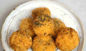 Resep Potato Cheese Ball Viral TikTok, Kejunya Lumer Banget! Resep Potato Cheese Ball Viral TikTok/Foto: YouTube (Ade Koerniawan)