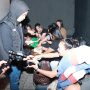 Polisi saat memeriksa urien kepada pa pengunjung THM. Foto : Satnarkoba