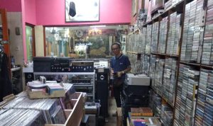 Dhins Audio, toko musik dengan beragam kaset pita maupun piringan hitam yang dijualnya, di Pasar Lawas Cikapandung, Kota Bandung. (Akbar Benta/Jabarekspres.id)