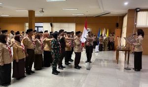 Ketua Kwartir Daerah Gerakan Pramuka Jawa Barat Atalia Praratya Ridwan Kamil melantik Pj Wali Kota Cimahi Dikdik S Nugrahawan sebagai Ketua Majelis Pembimbing Cabang Pramuka (Mabicab) Kota Cimahi periode 2023-2028 di gedung A kantor Wali Kota Cimahi, Senin (29/5). (Foto: Cecep Herdi/Jabar Ekspres).