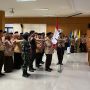 Ketua Kwartir Daerah Gerakan Pramuka Jawa Barat Atalia Praratya Ridwan Kamil melantik Pj Wali Kota Cimahi Dikdik S Nugrahawan sebagai Ketua Majelis Pembimbing Cabang Pramuka (Mabicab) Kota Cimahi periode 2023-2028 di gedung A kantor Wali Kota Cimahi, Senin (29/5). (Foto: Cecep Herdi/Jabar Ekspres).