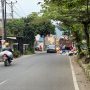Petugas tengah menangkut sampah yang meluber ke badan jalan di Cimahi Tengah, Kota Cimahi. (Foto Cecep Herdi/Jabar Ekspres)