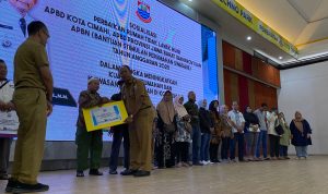 Pj Wali Kota Cimahi Dikdik S Nugrahawan secara simboli memberikan bantuan Rutilahu bagi warga kurang mampu di Technopark Kota Cimahi, Senin (29/5).