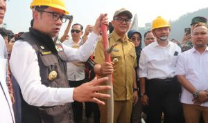 Gubernur Jawa Barat Ridwan Kamil saat meninjau Tol Khusu Tambang di Kecamatan Cigudeg, Kabupaten Bogor.