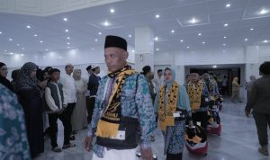 392 Jamaah Haji Kabupaten Bogor Kloter Kedua Diberangkatkan Jamaah haji Kabupaten Bogor saat diberangkatkan.