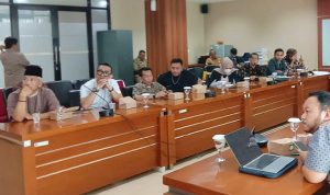 Ahli waris TB A Basuni saat menyambangi Komisi I DPRD Kota Bogor. (Yudha Prananda / Jabar Ekspres)