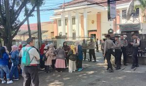 Dok. Situasi Terkini di PTUN Bandung jelang aksi buruh PT Masterindo. Selasa (30/5). Foto. Sandi Nugraha.