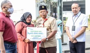 Pj Wali Kota Cimahi Dikdik S Nugrahawan didampingi Kepala Kantor BPJamsostek Kota Cimahi Ahmad Feisal Santoso menyerahkan santunan jaminan kematian kepada salah satu ahli waris peserta BPJamsostek.