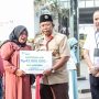 Pj Wali Kota Cimahi Dikdik S Nugrahawan didampingi Kepala Kantor BPJamsostek Kota Cimahi Ahmad Feisal Santoso menyerahkan santunan jaminan kematian kepada salah satu ahli waris peserta BPJamsostek.