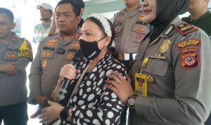 Ibu korban C (3) yang diculik memberikan keterangan di Mako Polres Bogor, Selasa (30/5). Foto : Sandika Fadilah/Jabarekspres.com