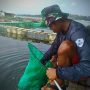 Dok. Peternak ikan di KJA Saguling, Kabupaten Bandung Barat, Muslimin saat hendak memberi pakan. Selasa (30/23). Foto Jabarekspres
