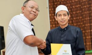 Pj Wali Kota Cimahi Dikdik S Nugrahawan menyerahkan secara simbolis bantuan uang 'kadeudeuh' kepada salah satu guru ngaji, Rabu (31/5) / Jabar Ekspres
