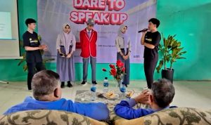 Mahasiswa Universitas Pakuan Bogor saat memberikan pelatihan berbicara di depan umum. Foto : Sandika Fadilah/Jabarekspres.com