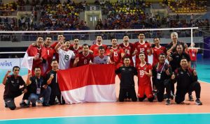 Menilik Kesiapan Timnas Voli Indonesia di SEA Games Kamboja Arsip - Tim bola voli Indonesia berpose dengan membentangkan bendera Merah Putih usai mengalahkan tim bola voli putra Vietnam pada final bola voli putra SEA Games 2021 di Dai Yen Arena, Quang Ninh, Vietnam, Minggu (22/5/2022). ANTARA FOTO/Arsakha/wpa/wsj.