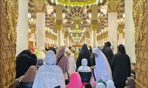 Heavy Rain does not Stop Pilgrims from Performing Arbain at the Prophet's Mosque