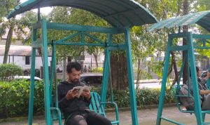 Dado yang berprofesi sebagai driver ojol sedang membaca buku dan punya cita-cita ingin membuka perpustakaan.