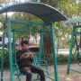 Dado yang berprofesi sebagai driver ojol sedang membaca buku dan punya cita-cita ingin membuka perpustakaan.