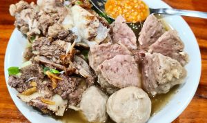 10 Tempat Bakso Viral Di Bandung Yang Wajib Banget Kamu Coba!! 10 Tempat Bakso di Bandung